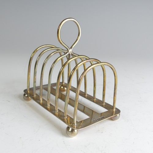 80 - An Edwardian silver seven bar Toast Rack, by Mappin & Webb, hallmarked Sheffield 1905, on rectan... 