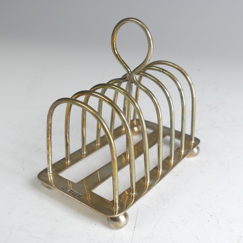 80 - An Edwardian silver seven bar Toast Rack, by Mappin & Webb, hallmarked Sheffield 1905, on rectan... 