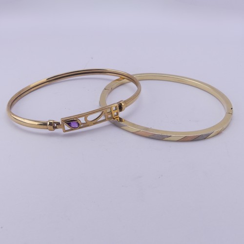 283 - A 14ct yellow gold hollow hinged Bangle, the front with alternate yellow, rose and white gold decora... 