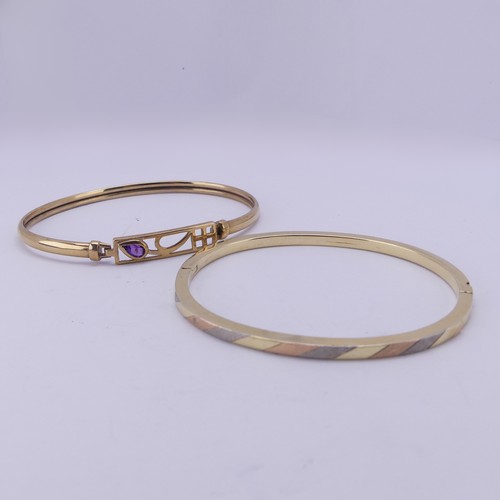 283 - A 14ct yellow gold hollow hinged Bangle, the front with alternate yellow, rose and white gold decora... 