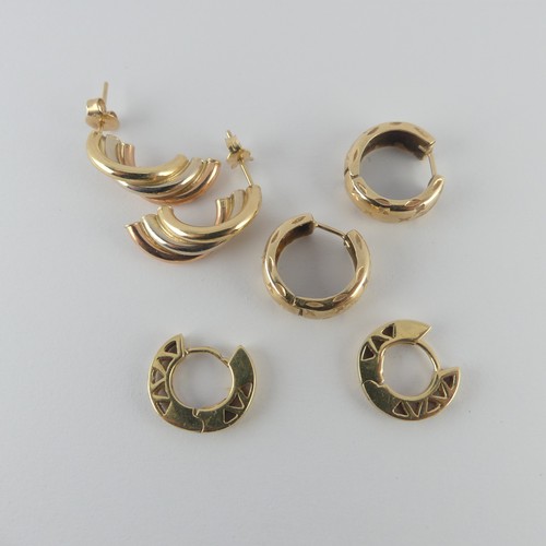 322 - A pair of 14ct tri-colour gold Ear Studs, together with two pairs of 14ct yellow gold hoop earrings,... 