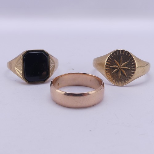 164 - A gentleman's 9ct yellow gold Signet Ring, the oval front with star engraved decoration, Size Y½, to... 