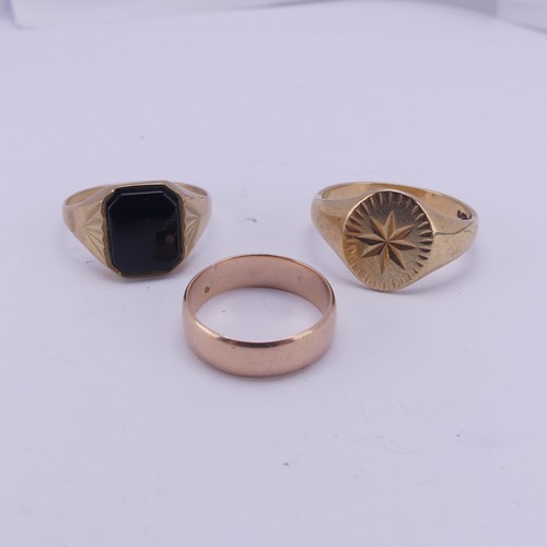 164 - A gentleman's 9ct yellow gold Signet Ring, the oval front with star engraved decoration, Size Y½, to... 