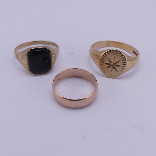 164 - A gentleman's 9ct yellow gold Signet Ring, the oval front with star engraved decoration, Size Y½, to... 