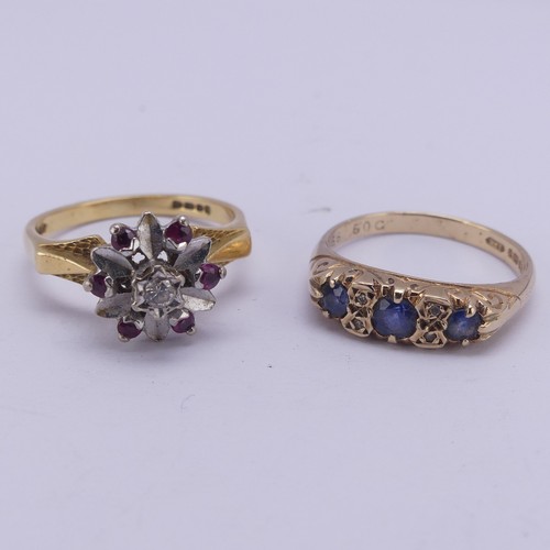 165 - A three stone sapphire Ring, the graduated stones with two vertically set diamond points between eac... 