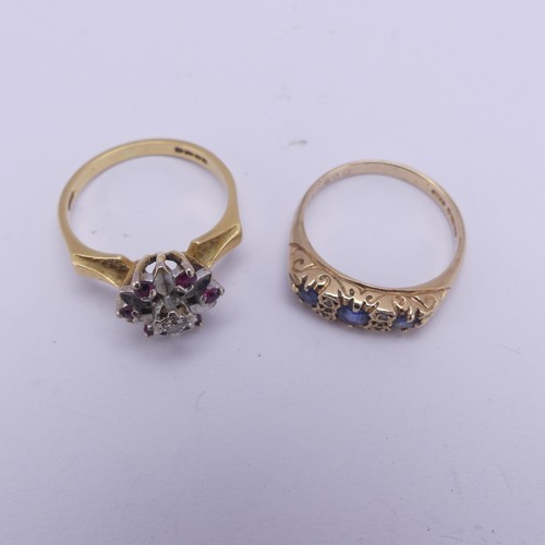 165 - A three stone sapphire Ring, the graduated stones with two vertically set diamond points between eac... 