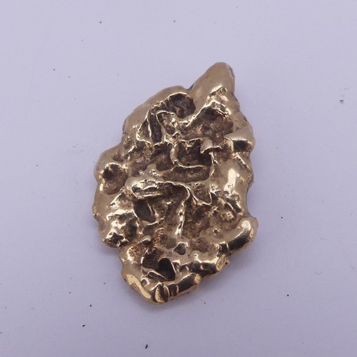 256 - A 9ct yellow gold 'Nugget' Ingot Pendant, hallmarked London 1977, 2.8cm long, 8.4g.