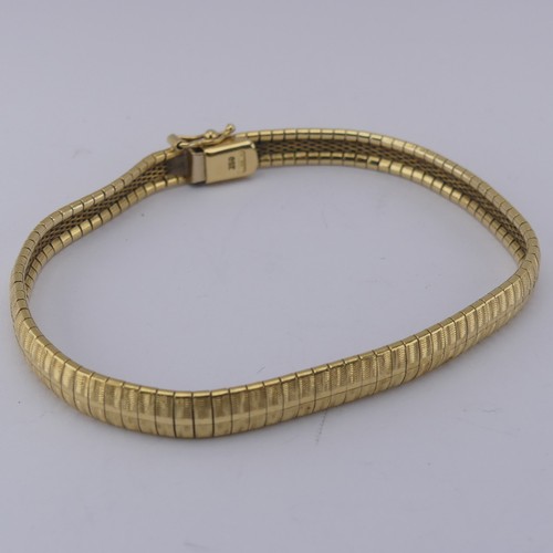 288 - An 18ct yellow gold flexible link Bracelet, with textured decoration, integral snap, 19cm long, 5.8m... 