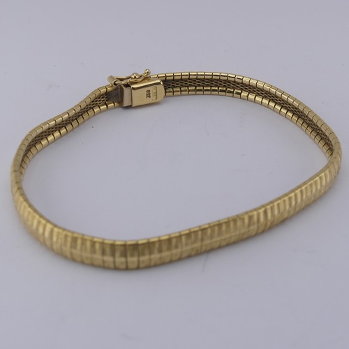 288 - An 18ct yellow gold flexible link Bracelet, with textured decoration, integral snap, 19cm long, 5.8m... 