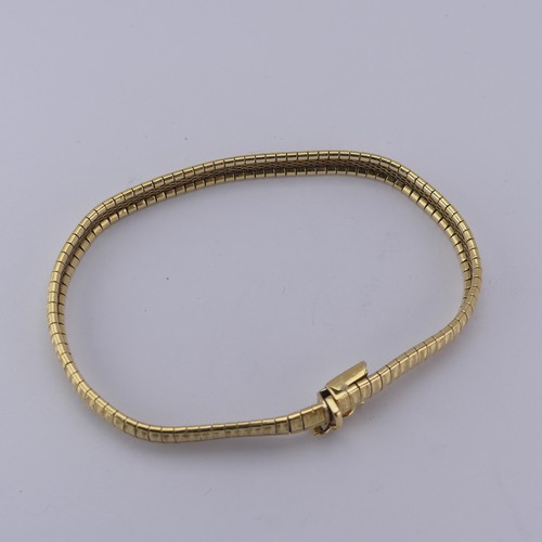 288 - An 18ct yellow gold flexible link Bracelet, with textured decoration, integral snap, 19cm long, 5.8m... 