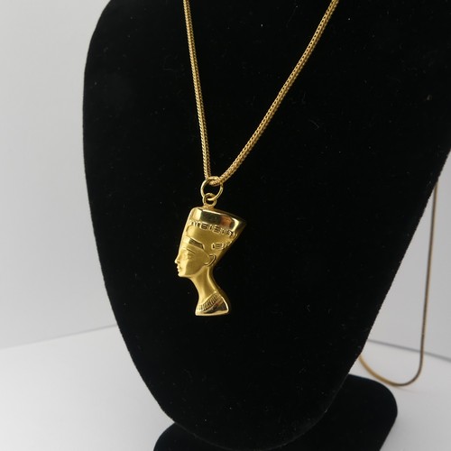 262 - An 18ct yellow gold Nefertiti Pendant / Charm, 25mm long, on an 18ct snakelink chain, 79cm long, tot... 