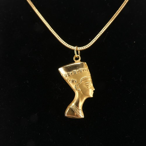 262 - An 18ct yellow gold Nefertiti Pendant / Charm, 25mm long, on an 18ct snakelink chain, 79cm long, tot... 