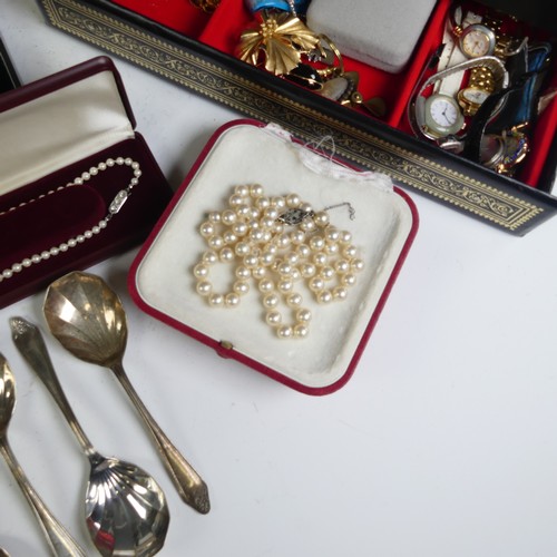 370 - A quantity of Jewellery and Costume Jewellery, including a quantity of 9ct gold, 15.5g, a rolled gol... 