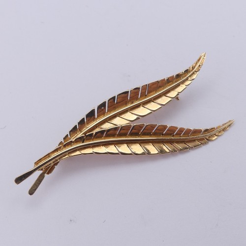 328 - An 18ct yellow gold double leaf Brooch, 5cm long, 4.5g.