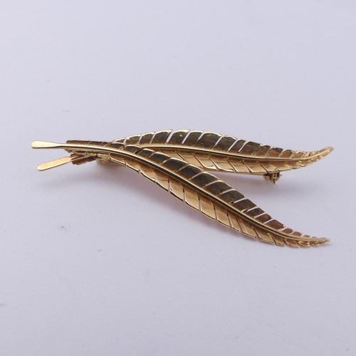 328 - An 18ct yellow gold double leaf Brooch, 5cm long, 4.5g.