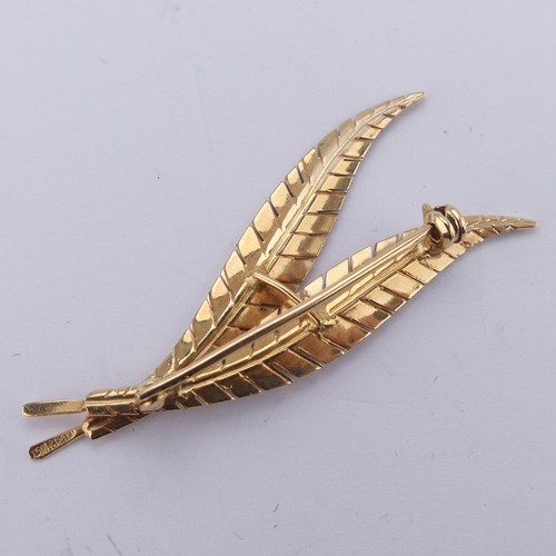 328 - An 18ct yellow gold double leaf Brooch, 5cm long, 4.5g.