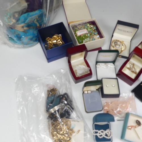 384 - A quantity of Jewellery and Costume Jewellery, including a silver charm bracelet, a silver curb link... 