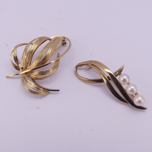 336 - A 9ct yellow gold Brooch, of scrolling open form set three cultured pearls, 4cm long, together with ... 