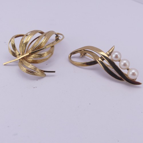 336 - A 9ct yellow gold Brooch, of scrolling open form set three cultured pearls, 4cm long, together with ... 