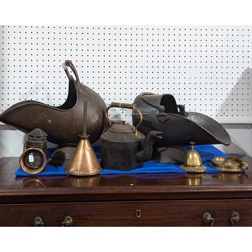 338 - A J & J Siddons No2 cast iron Teapot, together with a small quantity of brass and copper, includ... 