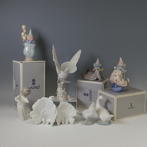 63 - A small quantity of Lladro Figures, to comprise a pair of Doves, H 12.5cm, Lladro Figurine 'Turtle D... 