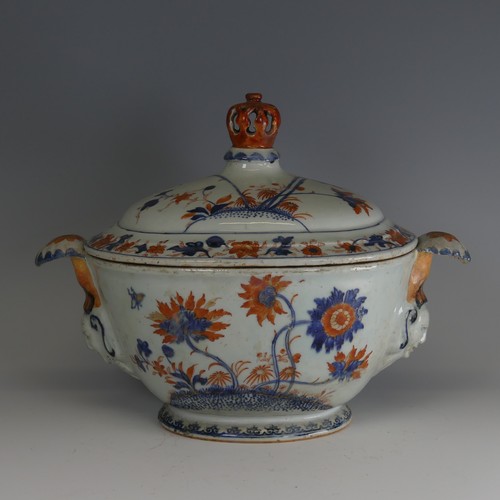 143 - An 18thC Chinese export porcelain Tureen and Cover, decorated in the imari palette with underglaze b... 