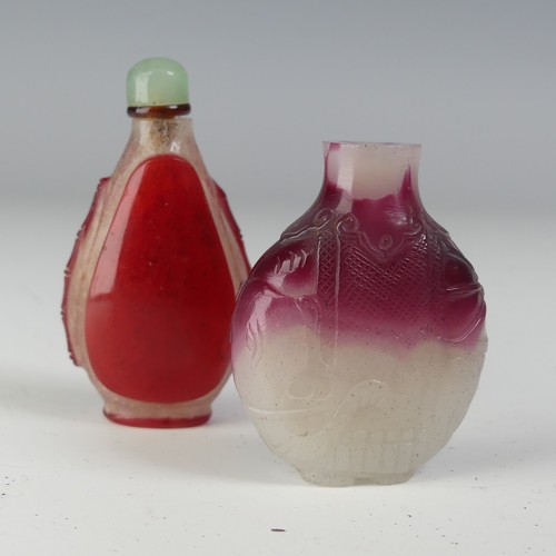 148 - A 20thC Chinese glass Snuff Bottle, in the profile of an elephant, the glass in deep red and white, ... 