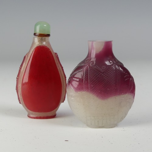 148 - A 20thC Chinese glass Snuff Bottle, in the profile of an elephant, the glass in deep red and white, ... 