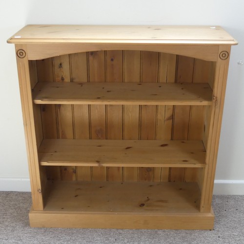 471 - A contemporary pine open Bookcase, rectangular top over two open shelves, raised on plinth base, W 9... 