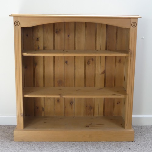 471 - A contemporary pine open Bookcase, rectangular top over two open shelves, raised on plinth base, W 9... 