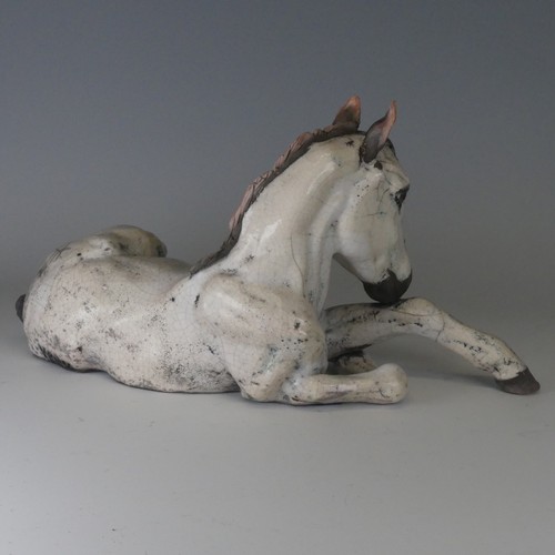 100 - Keza Rudge (British 20th century) a studio pottery Raku Horse, modelled in recumbent position with h... 