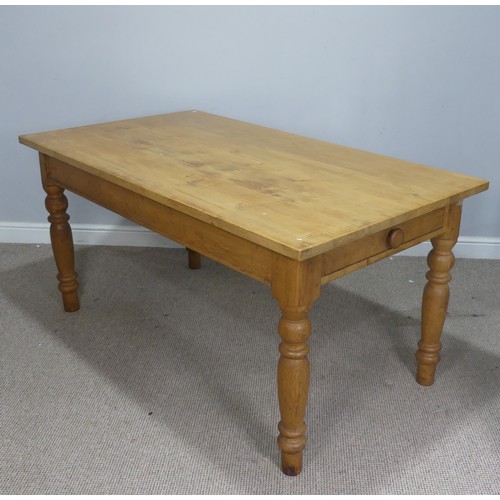 512 - An early 20th century oak kitchen Table, with drawers to either ends, raised on turned legs, W 153 c... 