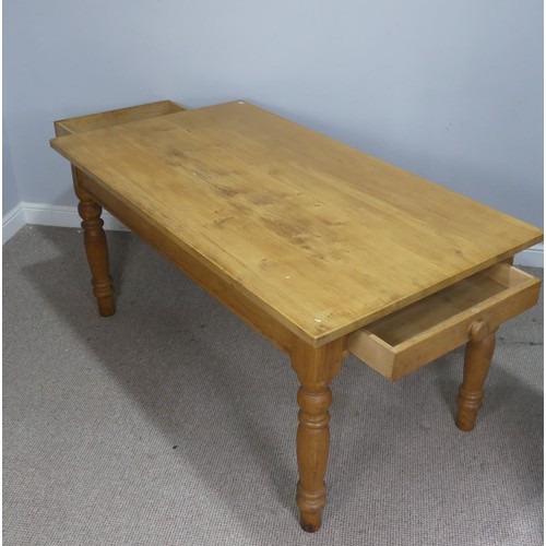 512 - An early 20th century oak kitchen Table, with drawers to either ends, raised on turned legs, W 153 c... 