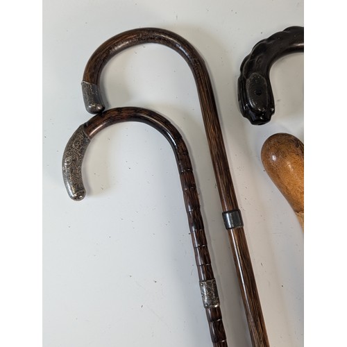 518 - An early 20th century carved horn handled walking Stick, with hickory shaft and silver collar, L 87 ... 