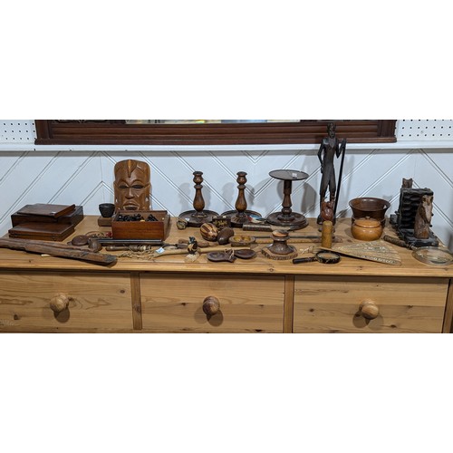 525 - A collection of antique and later Treen, including; a near complete set of antique treen Chess piece... 