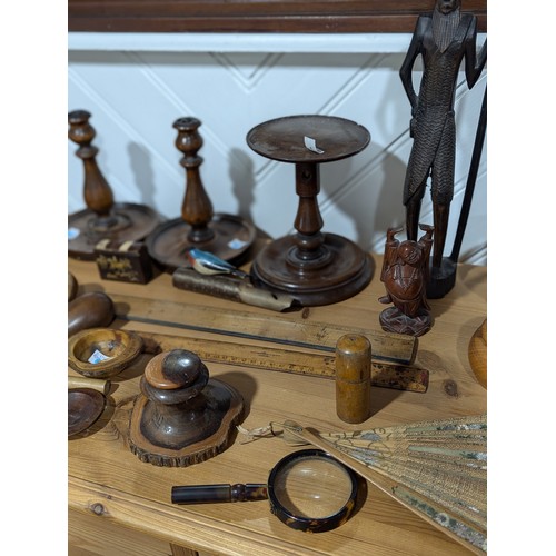 525 - A collection of antique and later Treen, including; a near complete set of antique treen Chess piece... 