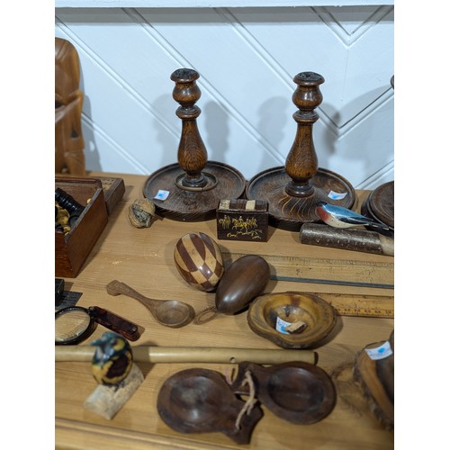 525 - A collection of antique and later Treen, including; a near complete set of antique treen Chess piece... 