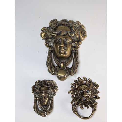 526 - A large Georgian brass Door Knocker, in the form of a classical female mask, H 18 cm, together with ... 