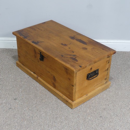 530 - An antique pine blanket Box, with carrying handles, W 73 cm x H 32 cm x D 40.5 cm.