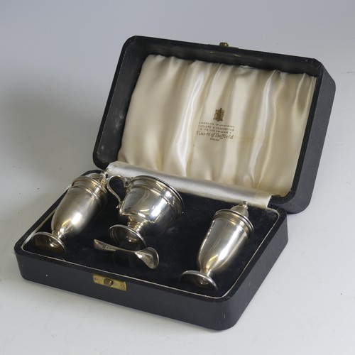 35 - A cased Elizabeth II silver three piece Cruet Set, by Viner's Ltd., hallmarked Sheffield, 1959/60, t... 