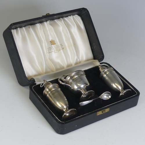 35 - A cased Elizabeth II silver three piece Cruet Set, by Viner's Ltd., hallmarked Sheffield, 1959/60, t... 