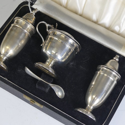 35 - A cased Elizabeth II silver three piece Cruet Set, by Viner's Ltd., hallmarked Sheffield, 1959/60, t... 