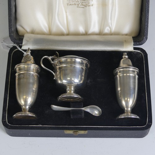 35 - A cased Elizabeth II silver three piece Cruet Set, by Viner's Ltd., hallmarked Sheffield, 1959/60, t... 