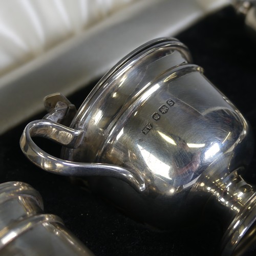 35 - A cased Elizabeth II silver three piece Cruet Set, by Viner's Ltd., hallmarked Sheffield, 1959/60, t... 