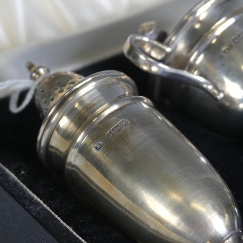 35 - A cased Elizabeth II silver three piece Cruet Set, by Viner's Ltd., hallmarked Sheffield, 1959/60, t... 