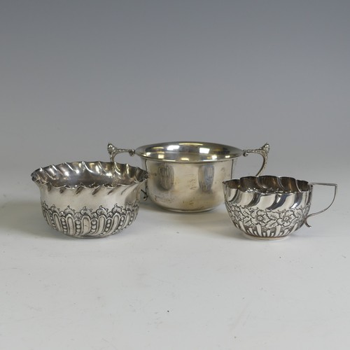 15 - A George V silver Sugar Bowl, by William Neale & Son Ltd., hallmarked Birmingham 1926, of plain ... 