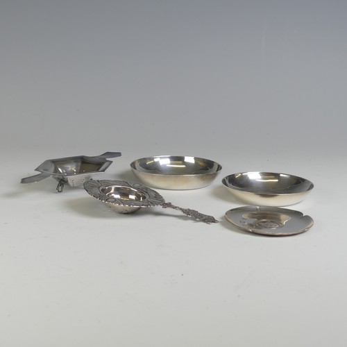 21 - A George V silver Tea Strainer, by Angora Silver Plate Co Ltd., hallmarked Birmingham 1937, of ... 