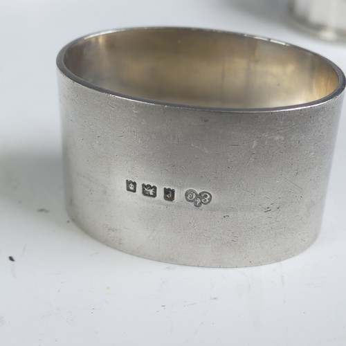 16 - A pair of George V silver Napkin Rings, hallmarked Birmingham 1923, with vacant laurel wreath cartou... 