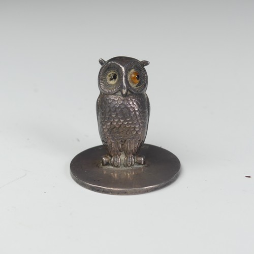 5 - Sampson Mordan; An Edwardian novelty owl Menu Holder, hallmarked Chester 1908, on plain circular bas... 