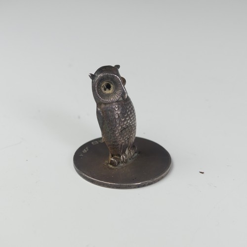 5 - Sampson Mordan; An Edwardian novelty owl Menu Holder, hallmarked Chester 1908, on plain circular bas... 